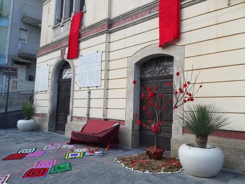 Convegno sulla violenza contro le donne — opera “No Violence”